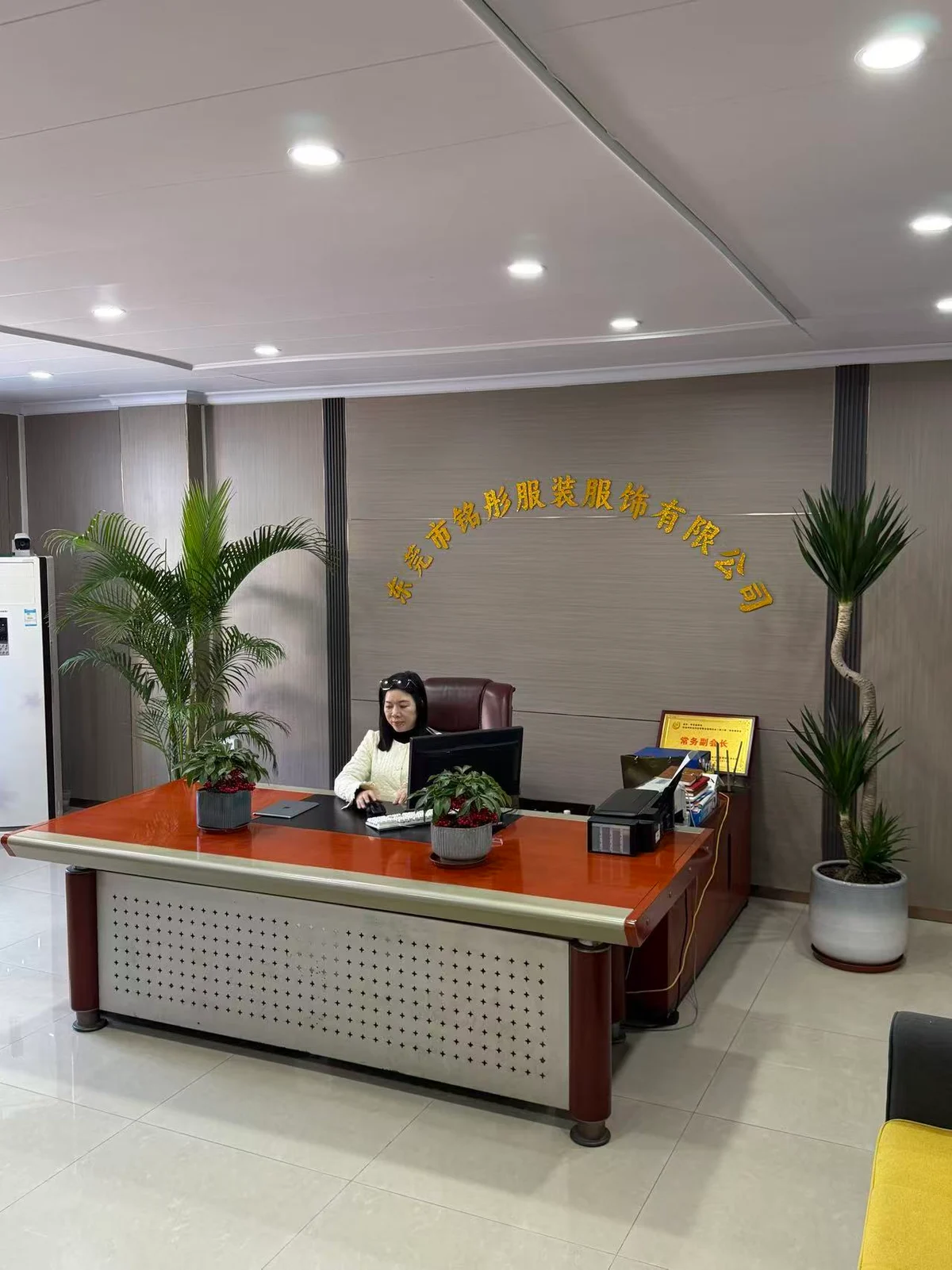 铭彤服装办公环境,背景墙展示公司名称