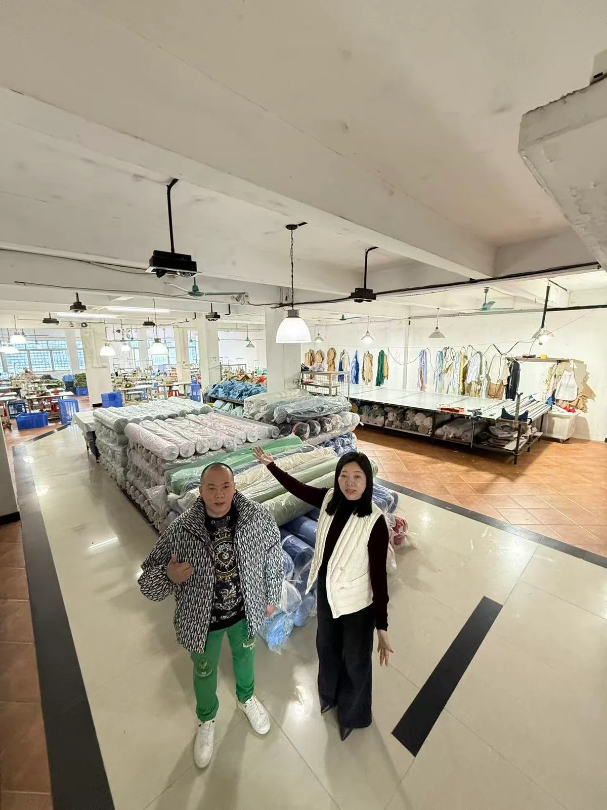 铭彤工厂面料备料区域,成卷面料与车间工作台